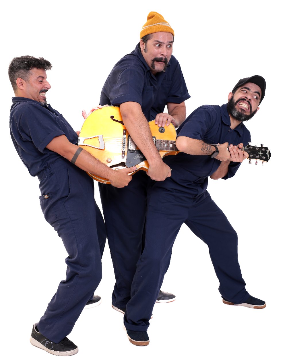 Rick Minervino, André Pateta e Tuca Graça disputando uma guitarra em estúdio
