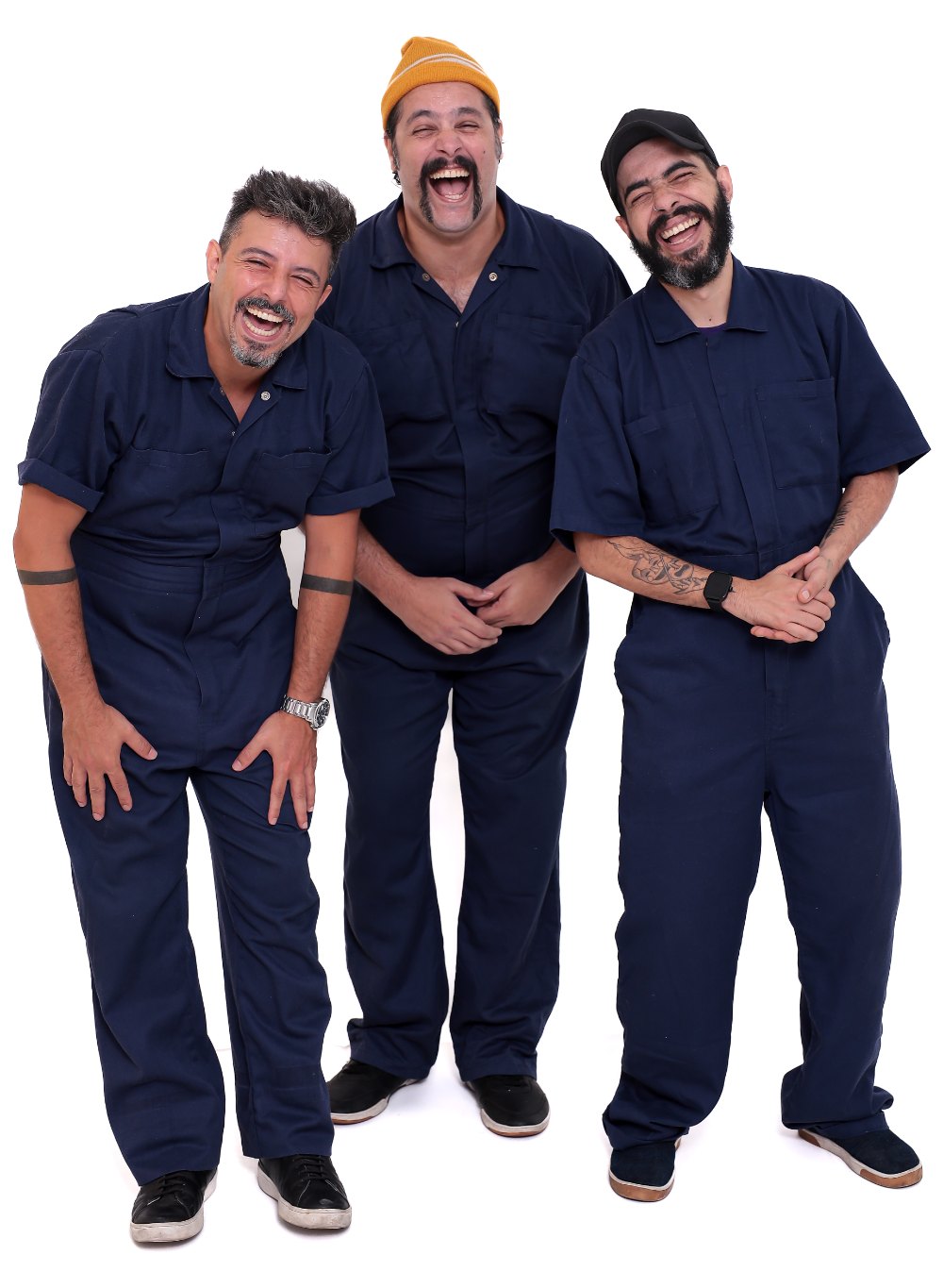 Rick Minervino, André Pateta e Tuca Graça rindo, de macacão