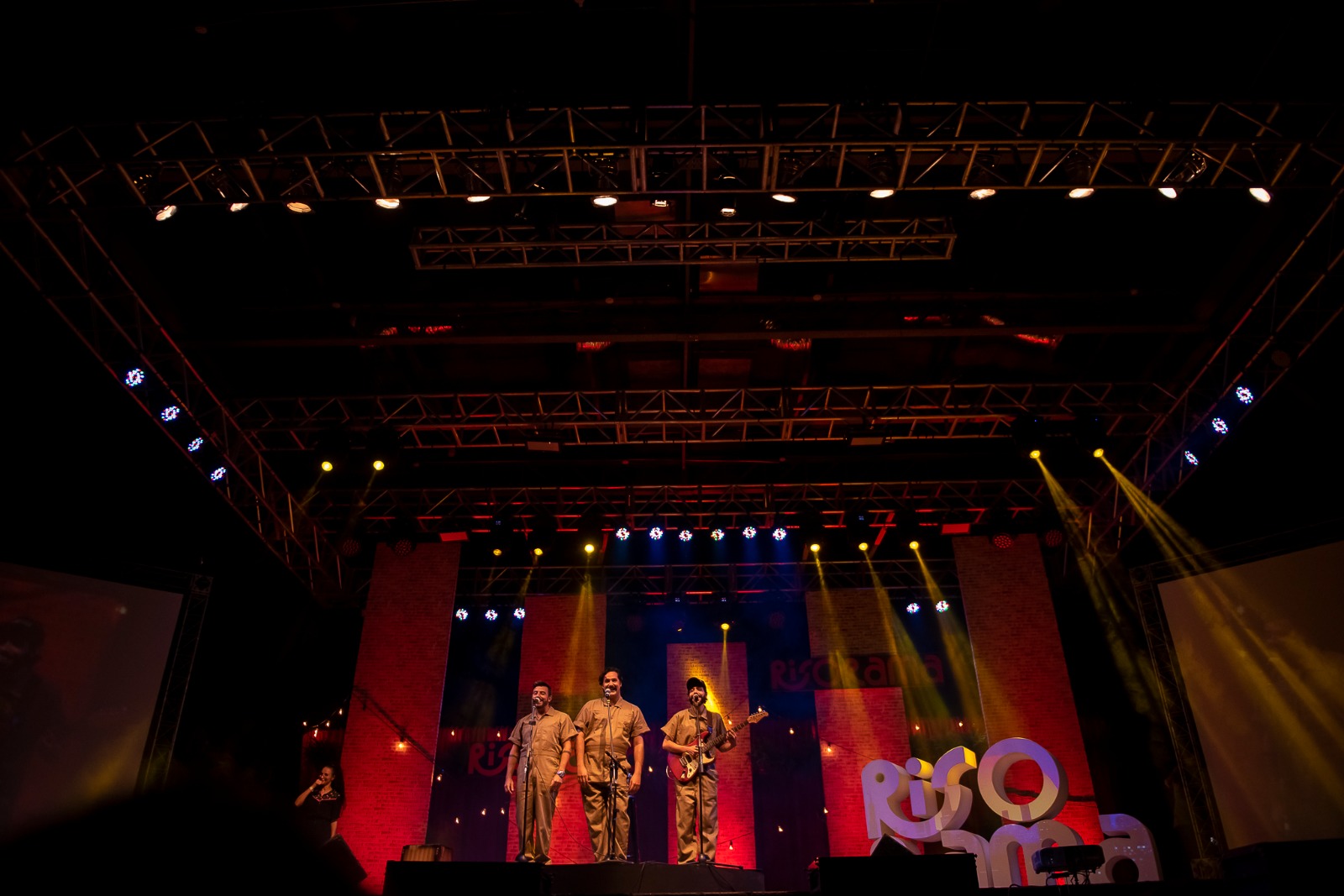 O trio no palco principal de um festival