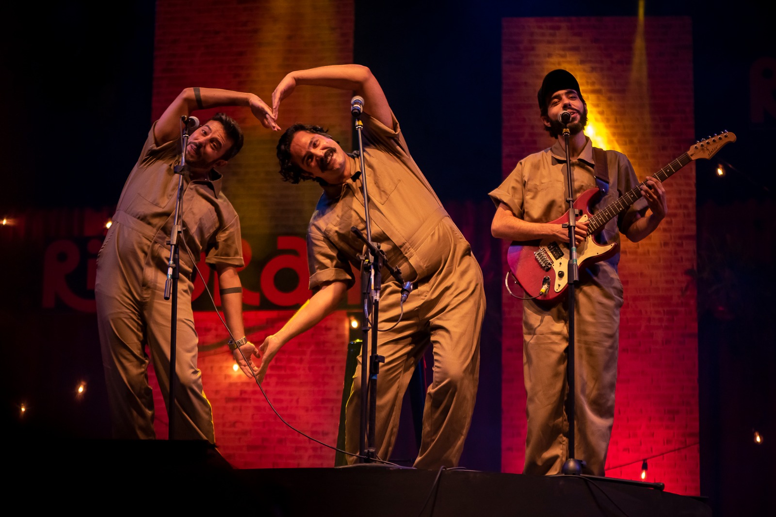 O trio rindo no palco