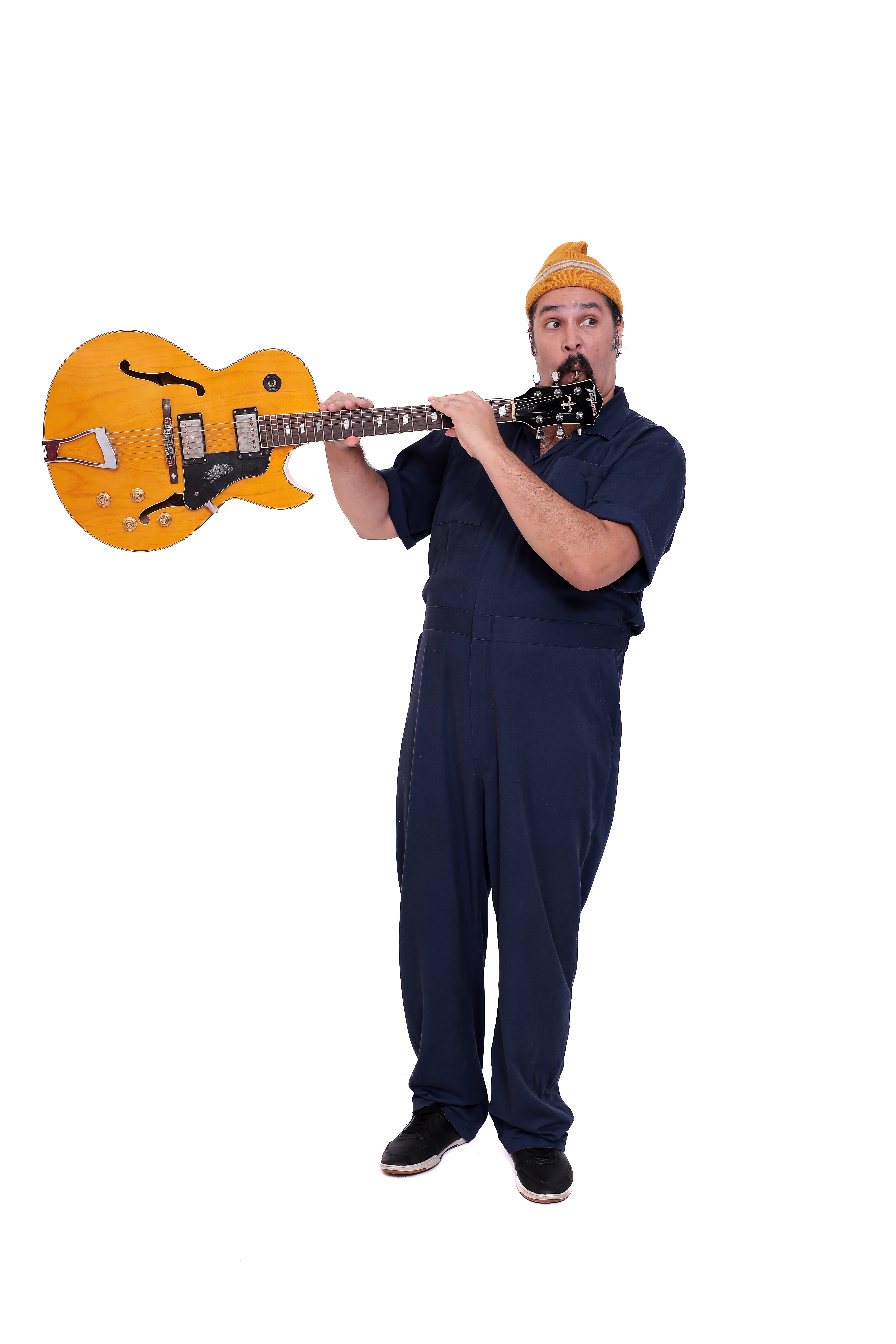 André Pateta tocando a guitarra como se fosse uma flauta