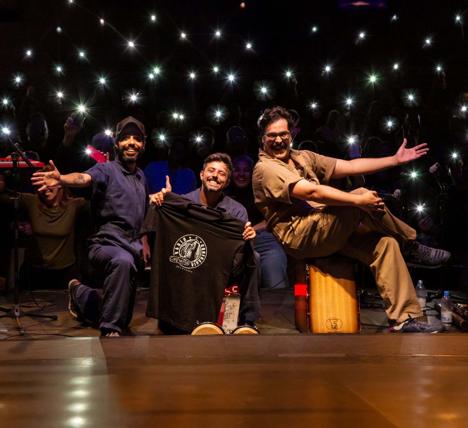 O trio com o público ao fim do show