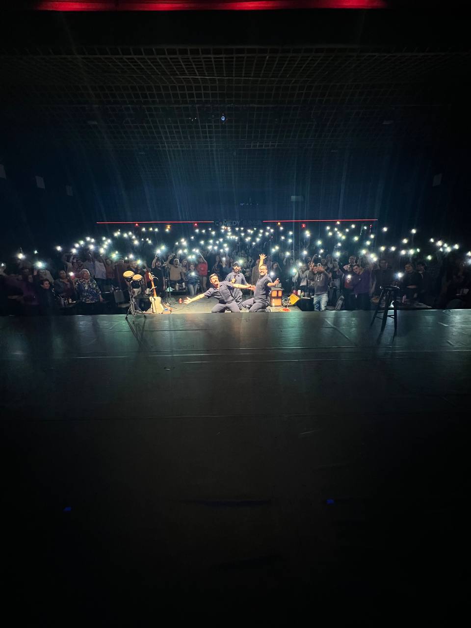 Público com as luzes dos celulares no fim do show