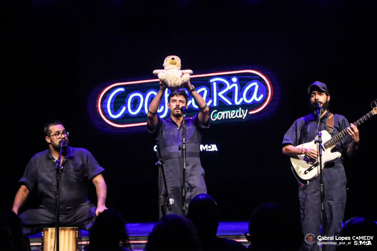 Cena do show com guitarra e cajón no palco da Confraria