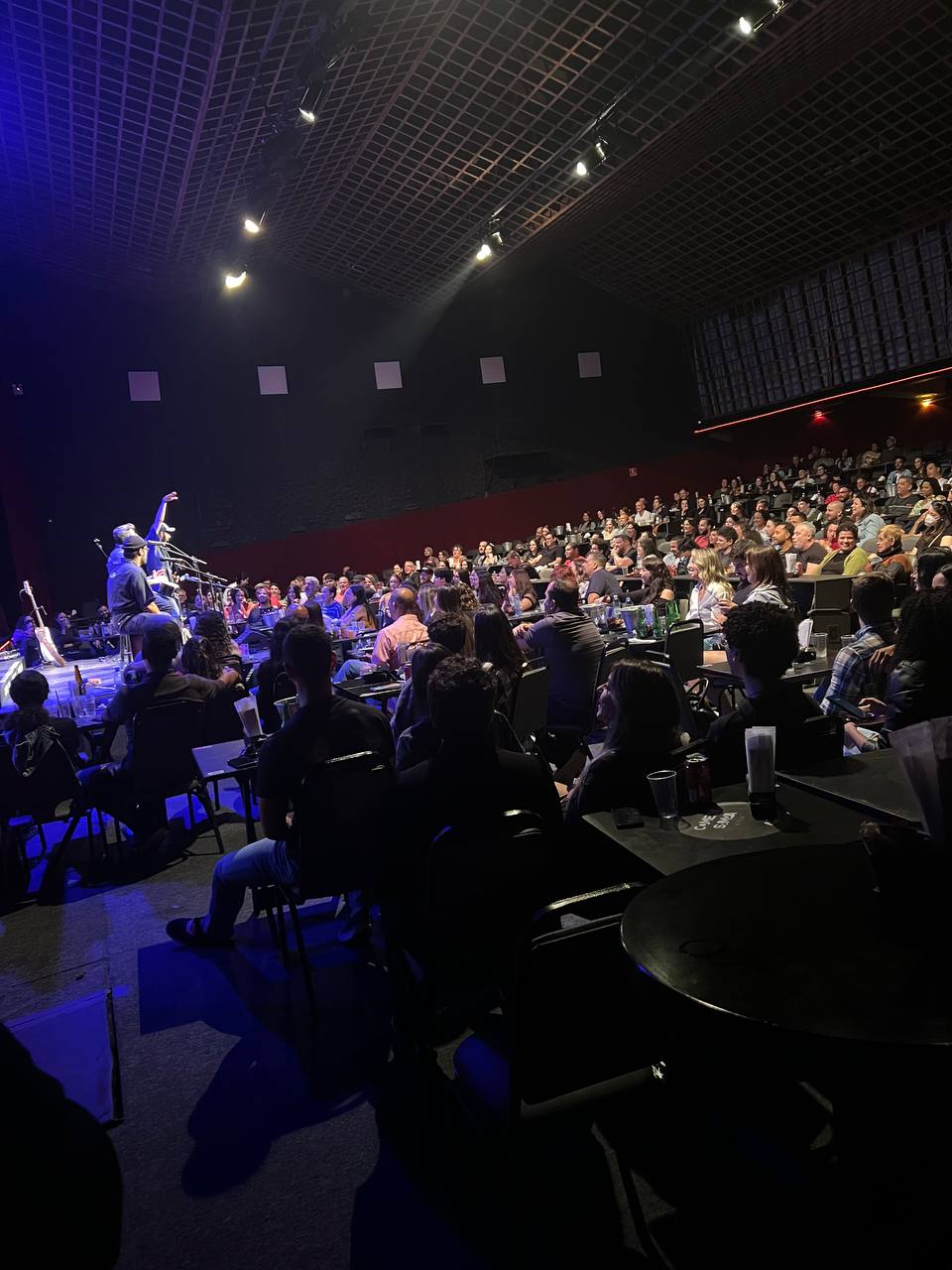 Plateia lotada durante a apresentação
