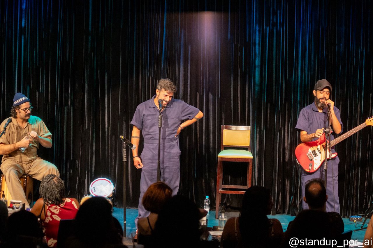 O trio em cena no teatro