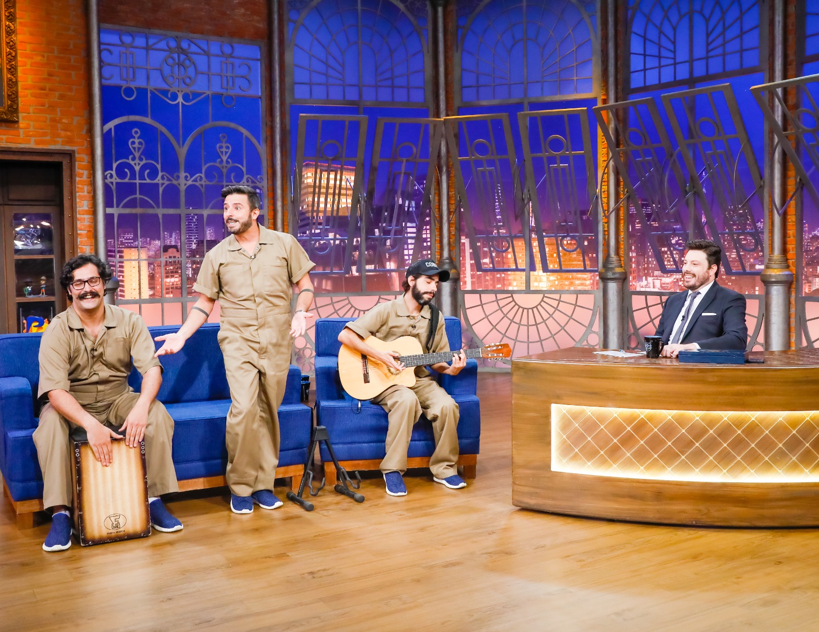O trio no palco do programa The Noite, no SBT