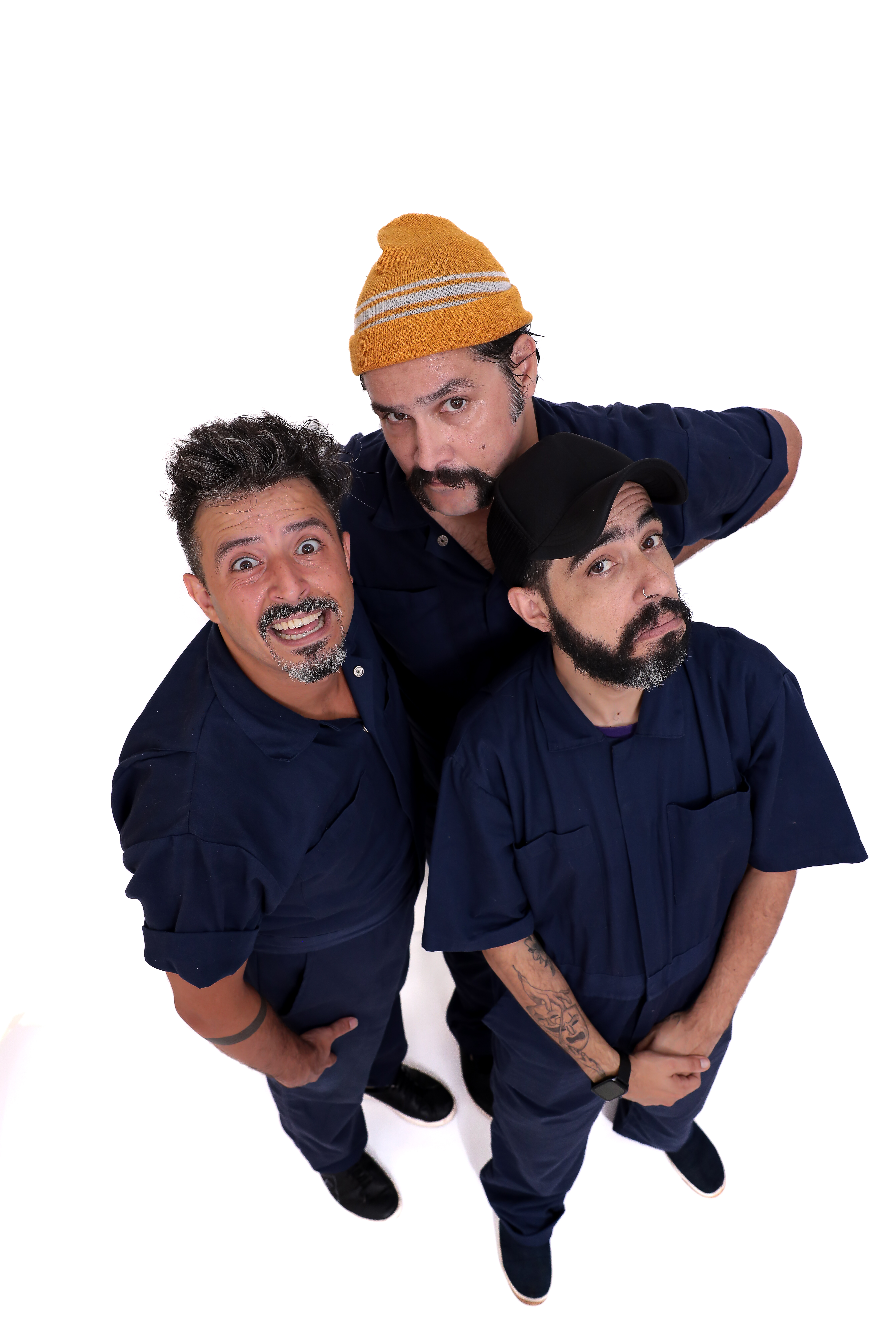 Rick Minervino, André Pateta e Tuca Graça olhando para a câmera, vistos de cima