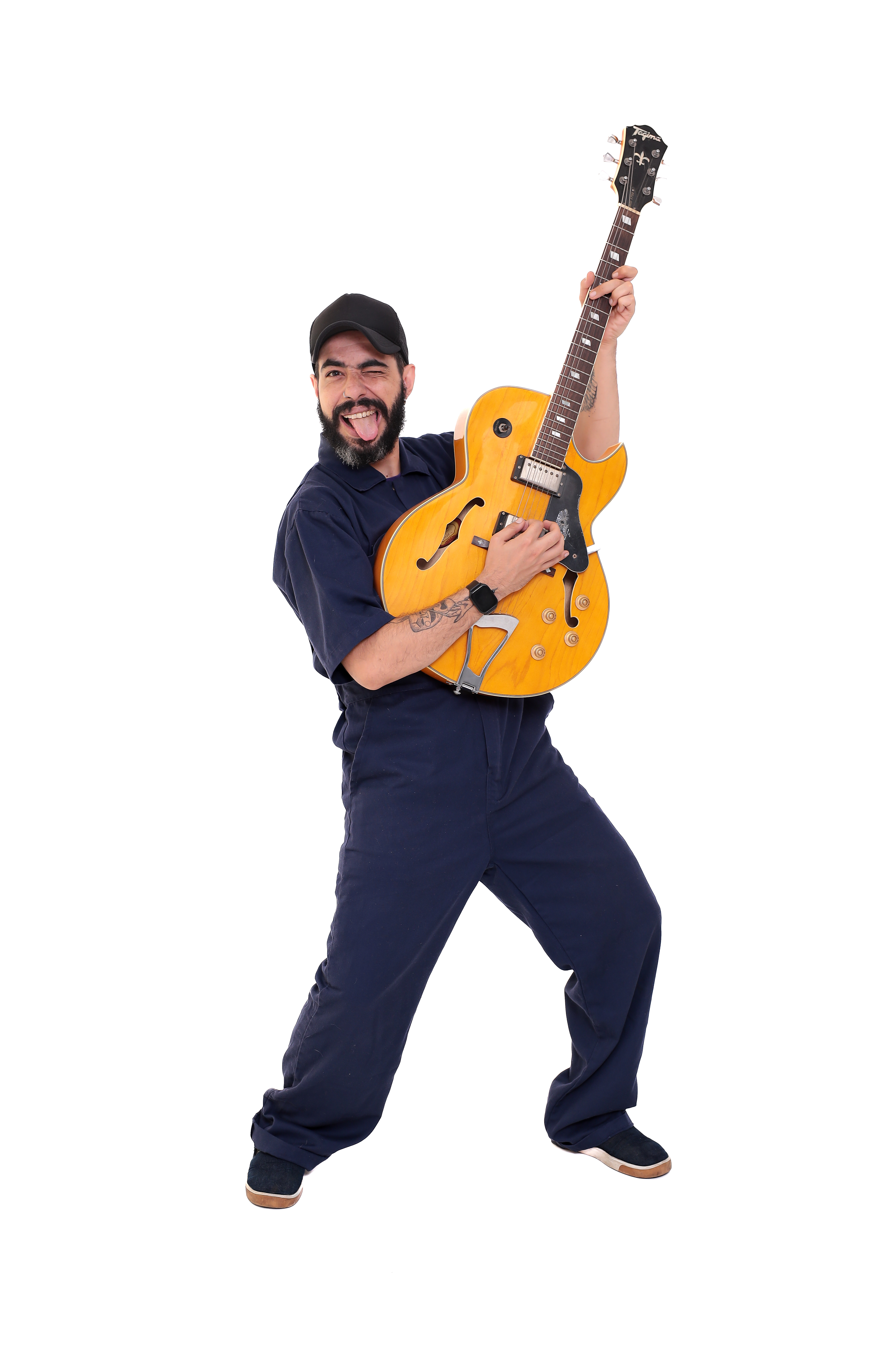 Tuca Graça com a guitarra no alto, piscando e mostrando a língua